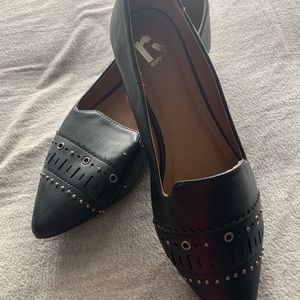 BRAND NEW black flats w/ pewter accents. Size 9W.